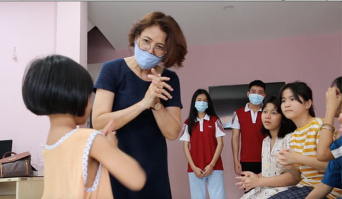 Trường ĐH tặng nước rửa tay cho trẻ em, người già - Ảnh 1. Trường ĐH tặng nước rửa tay cho trẻ em, người già - Ảnh 1.