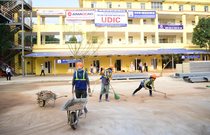 Bí thư Vương Đình Huệ trực tiếp thị sát bệnh viện dã chiến làm trong 7 ngày - Ảnh 4. Bí thư Vương Đình Huệ trực tiếp thị sát bệnh viện dã chiến làm trong 7 ngày - Ảnh 4.