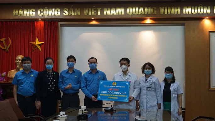 Tổng LĐLĐ Việt Nam trao 2 tỉ đồng cho các đơn vị tham gia chống đại dịch Covid-19 - Ảnh 5. Tổng LĐLĐ Việt Nam trao 2 tỉ đồng cho các đơn vị tham gia chống đại dịch Covid-19 - Ảnh 5.