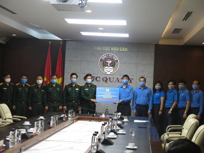 Tổng LĐLĐ Việt Nam trao 2 tỉ đồng cho các đơn vị tham gia chống đại dịch Covid-19 - Ảnh 2. Tổng LĐLĐ Việt Nam trao 2 tỉ đồng cho các đơn vị tham gia chống đại dịch Covid-19 - Ảnh 2.