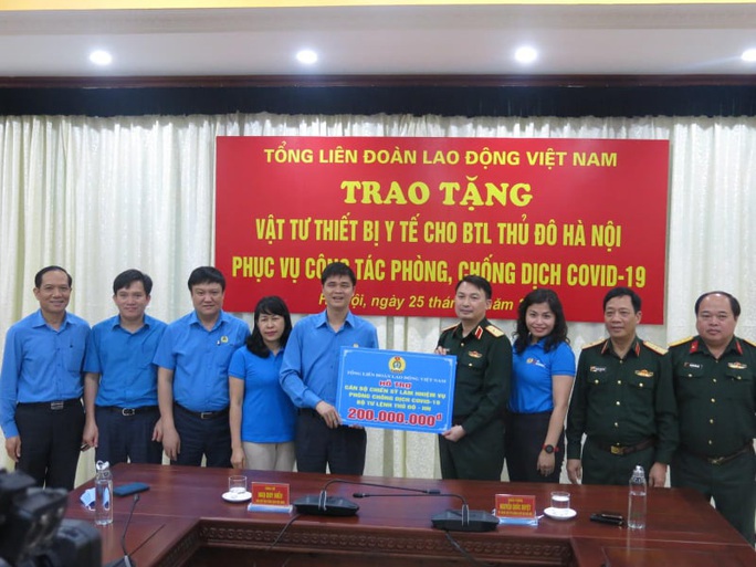 Tổng LĐLĐ Việt Nam trao 2 tỉ đồng cho các đơn vị tham gia chống đại dịch Covid-19 - Ảnh 3. Tổng LĐLĐ Việt Nam trao 2 tỉ đồng cho các đơn vị tham gia chống đại dịch Covid-19 - Ảnh 3.