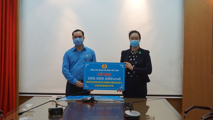Tổng LĐLĐ Việt Nam trao 2 tỉ đồng cho các đơn vị tham gia chống đại dịch Covid-19 - Ảnh 4. Tổng LĐLĐ Việt Nam trao 2 tỉ đồng cho các đơn vị tham gia chống đại dịch Covid-19 - Ảnh 4.