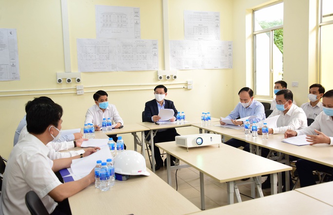 Bí thư Vương Đình Huệ trực tiếp thị sát bệnh viện dã chiến làm trong 7 ngày - Ảnh 5. Bí thư Vương Đình Huệ trực tiếp thị sát bệnh viện dã chiến làm trong 7 ngày - Ảnh 5.