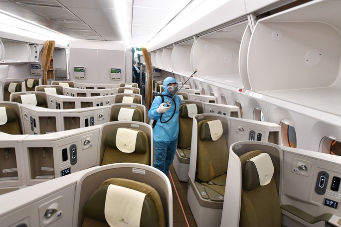 CLIP: Vietnam Airlines là hãng duy nhất phun khử trùng toàn bộ máy bay khai thác trong ngày - Ảnh 5. CLIP: Vietnam Airlines là hãng duy nhất phun khử trùng toàn bộ máy bay khai thác trong ngày - Ảnh 5.