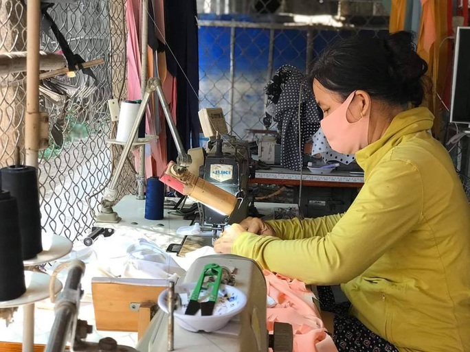 Covid-19: Xem bác sĩ, Phật tử ở miền Tây may khẩu trang tặng miễn phí - Ảnh 13. Covid-19: Xem bác sĩ, Phật tử ở miền Tây may khẩu trang tặng miễn phí - Ảnh 13.