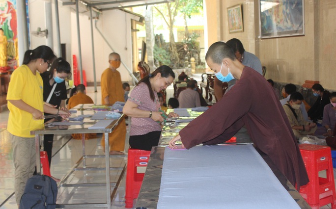 Covid-19: Xem bác sĩ, Phật tử ở miền Tây may khẩu trang tặng miễn phí - Ảnh 8. Covid-19: Xem bác sĩ, Phật tử ở miền Tây may khẩu trang tặng miễn phí - Ảnh 8.