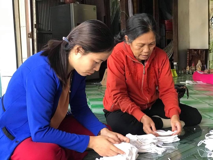 Covid-19: Xem bác sĩ, Phật tử ở miền Tây may khẩu trang tặng miễn phí - Ảnh 14. Covid-19: Xem bác sĩ, Phật tử ở miền Tây may khẩu trang tặng miễn phí - Ảnh 14.