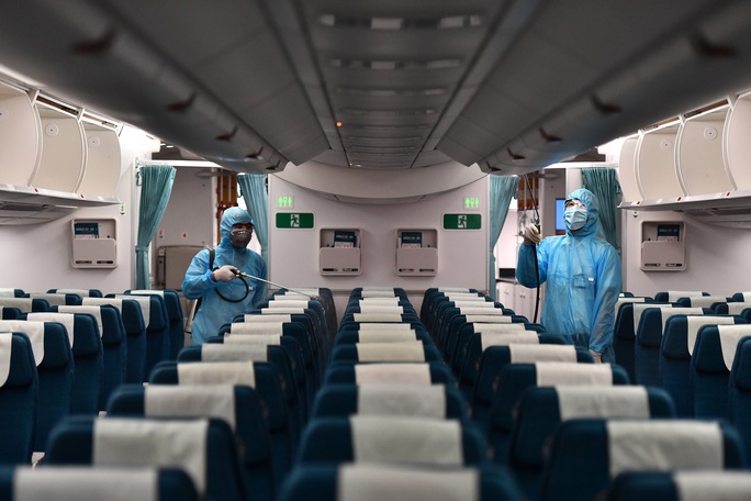 CLIP: Vietnam Airlines là hãng duy nhất phun khử trùng toàn bộ máy bay khai thác trong ngày - Ảnh 7. CLIP: Vietnam Airlines là hãng duy nhất phun khử trùng toàn bộ máy bay khai thác trong ngày - Ảnh 7.