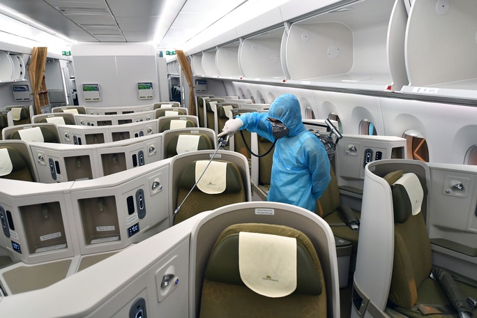 CLIP: Vietnam Airlines là hãng duy nhất phun khử trùng toàn bộ máy bay khai thác trong ngày - Ảnh 9. CLIP: Vietnam Airlines là hãng duy nhất phun khử trùng toàn bộ máy bay khai thác trong ngày - Ảnh 9.