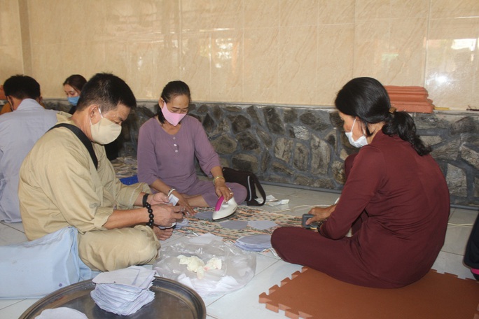 Covid-19: Xem bác sĩ, Phật tử ở miền Tây may khẩu trang tặng miễn phí - Ảnh 10. Covid-19: Xem bác sĩ, Phật tử ở miền Tây may khẩu trang tặng miễn phí - Ảnh 10.
