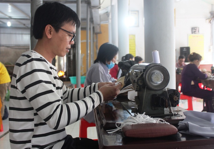 Covid-19: Xem bác sĩ, Phật tử ở miền Tây may khẩu trang tặng miễn phí - Ảnh 11. Covid-19: Xem bác sĩ, Phật tử ở miền Tây may khẩu trang tặng miễn phí - Ảnh 11.