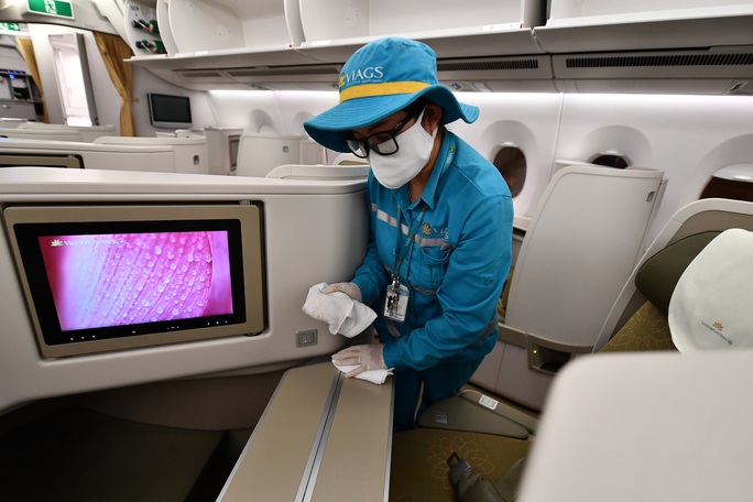 CLIP: Vietnam Airlines là hãng duy nhất phun khử trùng toàn bộ máy bay khai thác trong ngày - Ảnh 15. CLIP: Vietnam Airlines là hãng duy nhất phun khử trùng toàn bộ máy bay khai thác trong ngày - Ảnh 15.