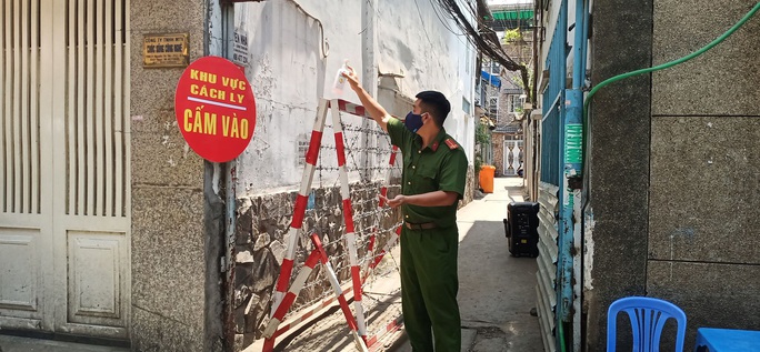 Buôn khẩu trang không rõ nguồn gốc, 2 người bị xử phạt gần 45 triệu đồng - Ảnh 1. Buôn khẩu trang không rõ nguồn gốc, 2 người bị xử phạt gần 45 triệu đồng - Ảnh 1.