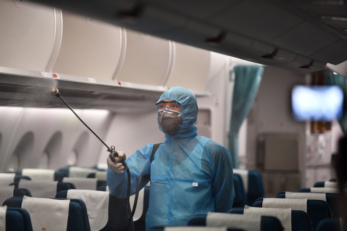 CLIP: Vietnam Airlines là hãng duy nhất phun khử trùng toàn bộ máy bay khai thác trong ngày - Ảnh 8. CLIP: Vietnam Airlines là hãng duy nhất phun khử trùng toàn bộ máy bay khai thác trong ngày - Ảnh 8.