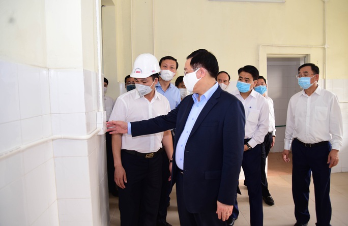 Bí thư Vương Đình Huệ trực tiếp thị sát bệnh viện dã chiến làm trong 7 ngày - Ảnh 2. Bí thư Vương Đình Huệ trực tiếp thị sát bệnh viện dã chiến làm trong 7 ngày - Ảnh 2.