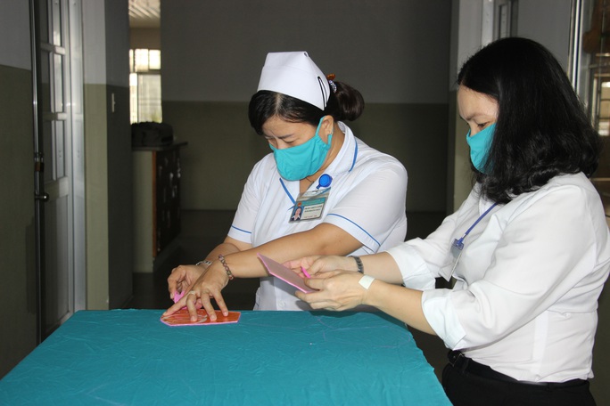 Covid-19: Xem bác sĩ, Phật tử ở miền Tây may khẩu trang tặng miễn phí - Ảnh 1. Covid-19: Xem bác sĩ, Phật tử ở miền Tây may khẩu trang tặng miễn phí - Ảnh 1.