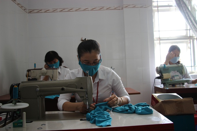 Covid-19: Xem bác sĩ, Phật tử ở miền Tây may khẩu trang tặng miễn phí - Ảnh 2. Covid-19: Xem bác sĩ, Phật tử ở miền Tây may khẩu trang tặng miễn phí - Ảnh 2.