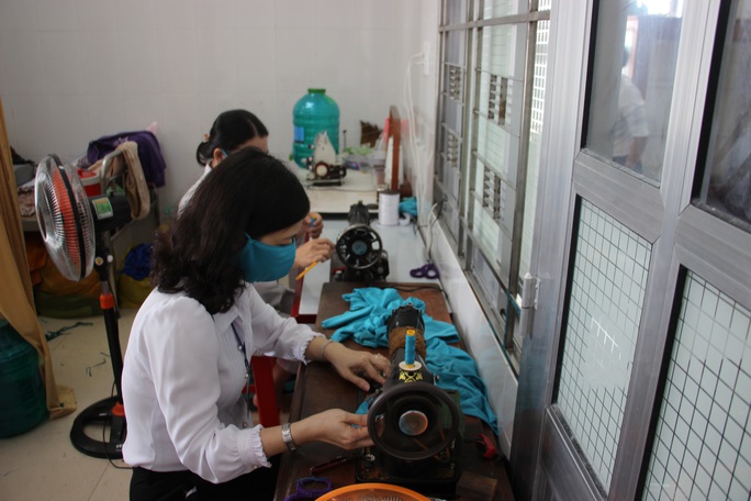 Covid-19: Xem bác sĩ, Phật tử ở miền Tây may khẩu trang tặng miễn phí - Ảnh 3. Covid-19: Xem bác sĩ, Phật tử ở miền Tây may khẩu trang tặng miễn phí - Ảnh 3.