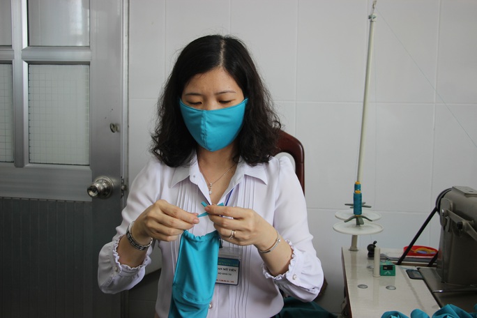 Covid-19: Xem bác sĩ, Phật tử ở miền Tây may khẩu trang tặng miễn phí - Ảnh 4. Covid-19: Xem bác sĩ, Phật tử ở miền Tây may khẩu trang tặng miễn phí - Ảnh 4.