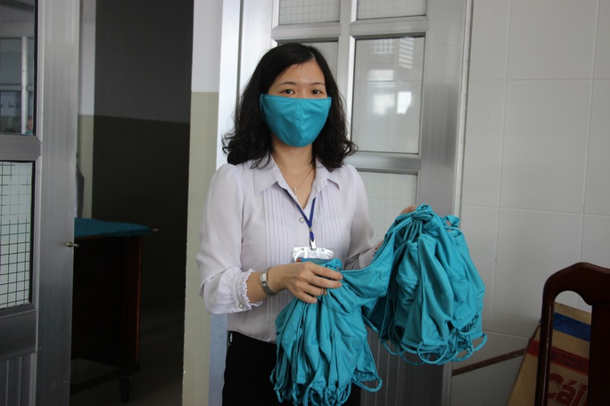 Covid-19: Xem bác sĩ, Phật tử ở miền Tây may khẩu trang tặng miễn phí - Ảnh 5. Covid-19: Xem bác sĩ, Phật tử ở miền Tây may khẩu trang tặng miễn phí - Ảnh 5.