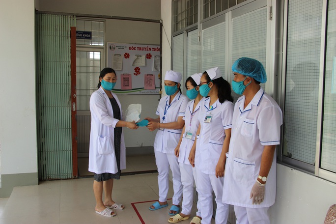 Covid-19: Xem bác sĩ, Phật tử ở miền Tây may khẩu trang tặng miễn phí - Ảnh 7. Covid-19: Xem bác sĩ, Phật tử ở miền Tây may khẩu trang tặng miễn phí - Ảnh 7.