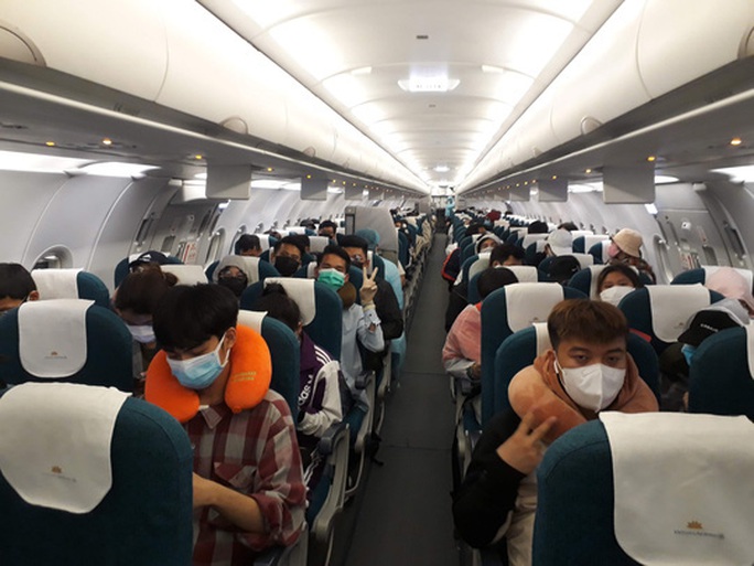Từ vùng dịch nước ngoài về, hành khách vừa xuống máy bay liền được phun khử trùng toàn thân - Ảnh 4. Từ vùng dịch nước ngoài về, hành khách vừa xuống máy bay liền được phun khử trùng toàn thân - Ảnh 4.