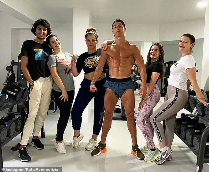 Choáng với body siêu nhân tuổi 35 của Ronaldo giữa mùa dịch - Ảnh 2.