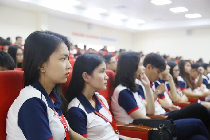 Các trường ĐH tại TP HCM dời lịch học đến tháng 5 - Ảnh 1. Các trường ĐH tại TP HCM dời lịch học đến tháng 5 - Ảnh 1.