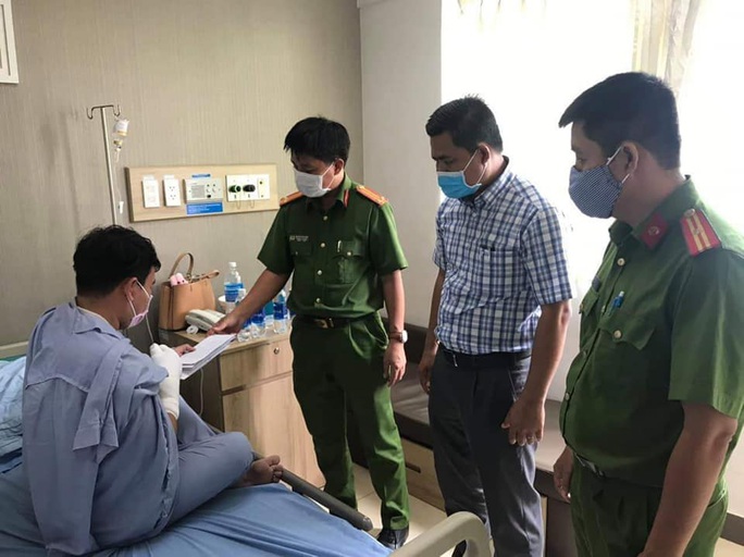 Một bảo vệ dân phố dùng tay đập vỡ kính ngôi nhà có 3 tên tội phạm cố thủ bên trong - Ảnh 1. Một bảo vệ dân phố dùng tay đập vỡ kính ngôi nhà có 3 tên tội phạm cố thủ bên trong - Ảnh 1.