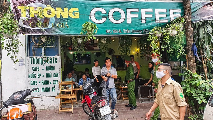 Công an hối hả đi yêu cầu các quán cà phê đóng cửa - Ảnh 4.