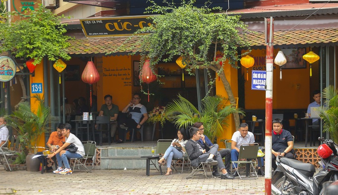 Công an hối hả đi yêu cầu các quán cà phê đóng cửa - Ảnh 7.