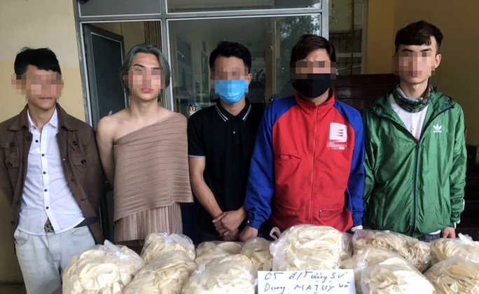 Bất chấp lệnh cấm, quán bar vẫn cho dân chơi bay lắc giữa mùa dịch Covid-19 - Ảnh 1. Bất chấp lệnh cấm, quán bar vẫn cho dân chơi bay lắc giữa mùa dịch Covid-19 - Ảnh 1.