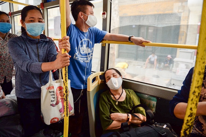 Xe buýt Hà Nội đông khách trong ngày đầu giảm 80% công suất hoạt động - Ảnh 10.