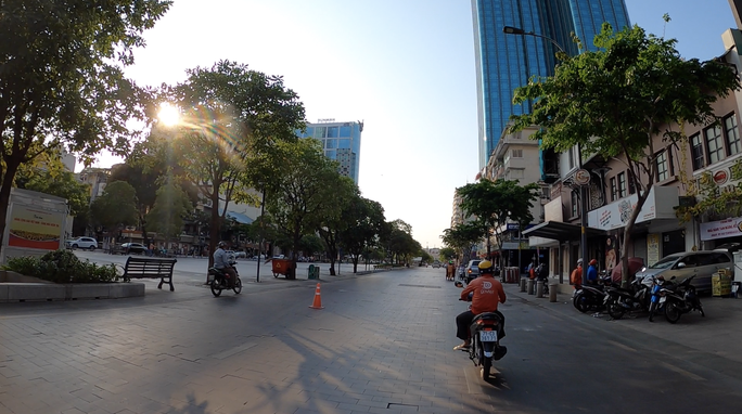 TP HCM đường phố vắng vẻ, ai cũng kín khẩu trang - Ảnh 3. TP HCM đường phố vắng vẻ, ai cũng kín khẩu trang - Ảnh 3.