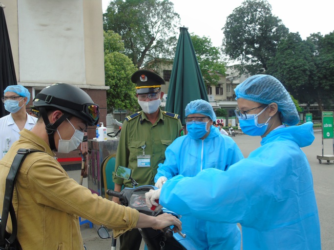 Chặn dịch Covid-19 lan trong bệnh viện, người khai báo không trung thực có thể bị buộc thôi việc - Ảnh 1. Chặn dịch Covid-19 lan trong bệnh viện, người khai báo không trung thực có thể bị buộc thôi việc - Ảnh 1.