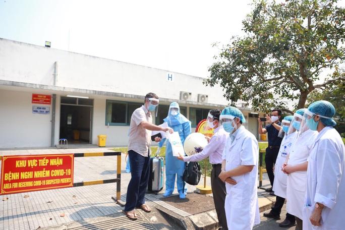 Ca nhiễm Covid-19 thứ 33 được ra viện - Ảnh 2. Ca nhiễm Covid-19 thứ 33 được ra viện - Ảnh 2.