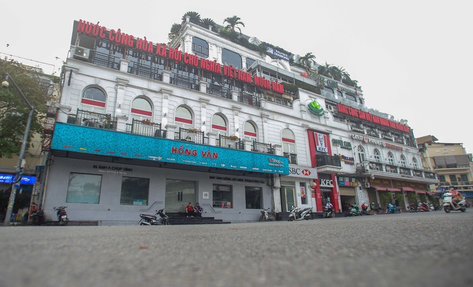 Đường xá, hàng quán vắng tanh sau yêu cầu hạn chế tụ tập nơi đông người của Thủ tướng - Ảnh 11.
