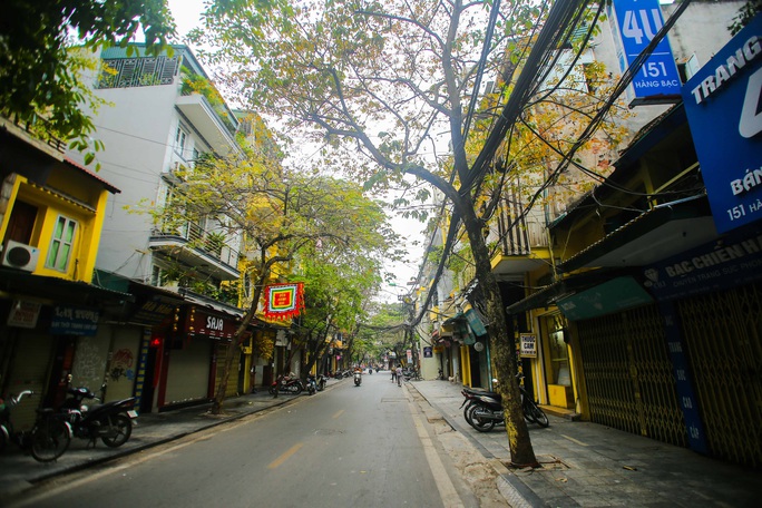 Đường xá, hàng quán vắng tanh sau yêu cầu hạn chế tụ tập nơi đông người của Thủ tướng - Ảnh 15.