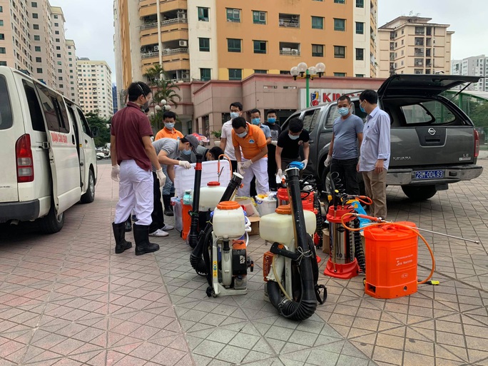 CLIP: Phong tỏa, khử trùng tòa chung cư 34 tầng hơn 800 dân do có ca nhiễm SARS-CoV-2 - Ảnh 4. CLIP: Phong tỏa, khử trùng tòa chung cư 34 tầng hơn 800 dân do có ca nhiễm SARS-CoV-2 - Ảnh 4.