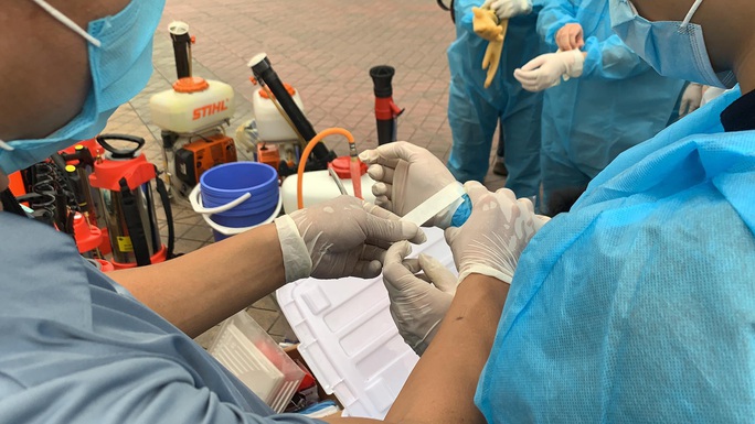 CLIP: Phong tỏa, khử trùng tòa chung cư 34 tầng hơn 800 dân do có ca nhiễm SARS-CoV-2 - Ảnh 6. CLIP: Phong tỏa, khử trùng tòa chung cư 34 tầng hơn 800 dân do có ca nhiễm SARS-CoV-2 - Ảnh 6.