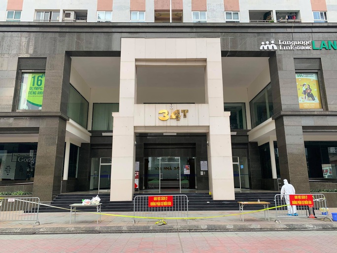 CLIP: Phong tỏa, khử trùng tòa chung cư 34 tầng hơn 800 dân do có ca nhiễm SARS-CoV-2 - Ảnh 7. CLIP: Phong tỏa, khử trùng tòa chung cư 34 tầng hơn 800 dân do có ca nhiễm SARS-CoV-2 - Ảnh 7.