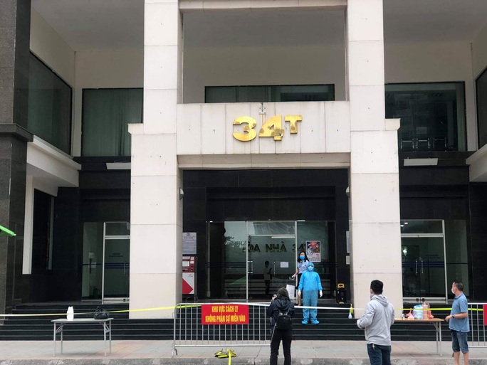 CLIP: Phong tỏa, khử trùng tòa chung cư 34 tầng hơn 800 dân do có ca nhiễm SARS-CoV-2 - Ảnh 2. CLIP: Phong tỏa, khử trùng tòa chung cư 34 tầng hơn 800 dân do có ca nhiễm SARS-CoV-2 - Ảnh 2.