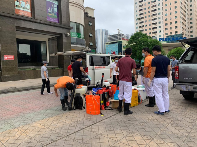 CLIP: Phong tỏa, khử trùng tòa chung cư 34 tầng hơn 800 dân do có ca nhiễm SARS-CoV-2 - Ảnh 9. CLIP: Phong tỏa, khử trùng tòa chung cư 34 tầng hơn 800 dân do có ca nhiễm SARS-CoV-2 - Ảnh 9.