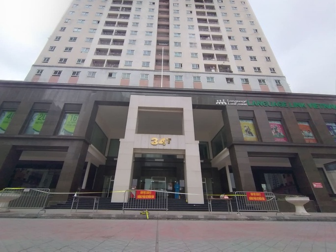 CLIP: Phong tỏa, khử trùng tòa chung cư 34 tầng hơn 800 dân do có ca nhiễm SARS-CoV-2 - Ảnh 3. CLIP: Phong tỏa, khử trùng tòa chung cư 34 tầng hơn 800 dân do có ca nhiễm SARS-CoV-2 - Ảnh 3.
