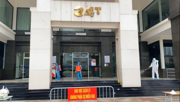CLIP: Phong tỏa, khử trùng tòa chung cư 34 tầng hơn 800 dân do có ca nhiễm SARS-CoV-2 - Ảnh 13. CLIP: Phong tỏa, khử trùng tòa chung cư 34 tầng hơn 800 dân do có ca nhiễm SARS-CoV-2 - Ảnh 13.