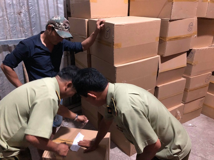 Quản lý thị trường TP HCM đánh úp đầu nậu chuẩn bị đưa 1 triệu khẩu trang ra nước ngoài - Ảnh 4.