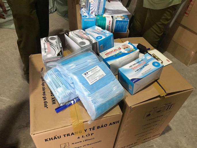 Quản lý thị trường TP HCM đánh úp đầu nậu chuẩn bị đưa 1 triệu khẩu trang ra nước ngoài - Ảnh 2.