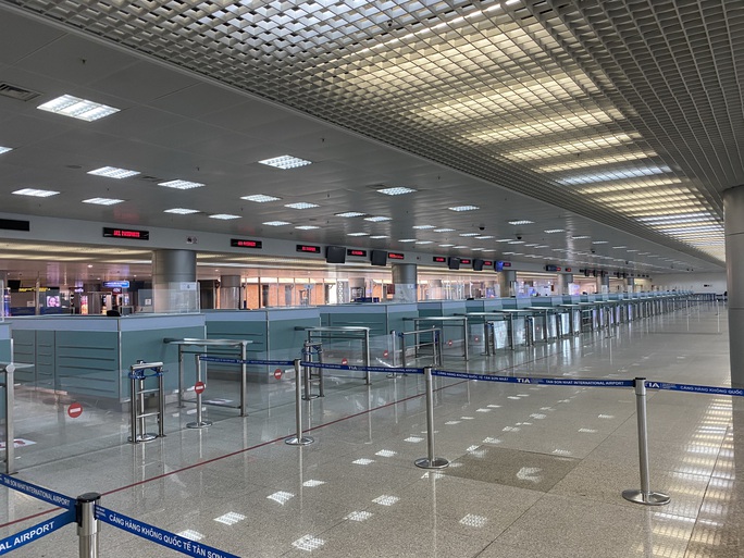 Sân bay Tân Sơn Nhất vắng bóng người sau lệnh hạn chế bay - Ảnh 12.