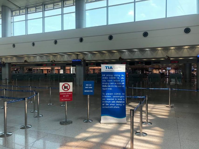 Sân bay Tân Sơn Nhất vắng bóng người sau lệnh hạn chế bay - Ảnh 7.