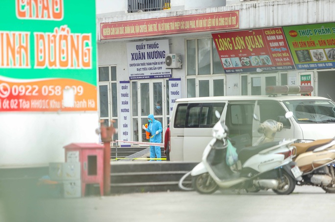 CLIP: Cặp vợ chồng dương tính với SARS-CoV-2, cả tòa nhà chung cư bị phong tỏa - Ảnh 9. CLIP: Cặp vợ chồng dương tính với SARS-CoV-2, cả tòa nhà chung cư bị phong tỏa - Ảnh 9.